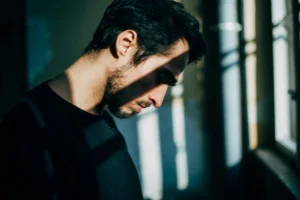 Lee más sobre el artículo ¿Por qué me siento triste sin motivo? Causas médicas y psicológicas