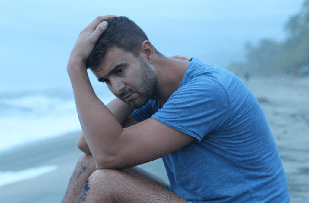 hombre se siente mal perdido en la vida